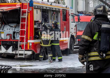 Mosca, Russia. 27 febbraio 2021 i vigili del fuoco spengono un incendio in un vecchio edificio in via Pyatnitskaya nel centro di Mosca, Russia Foto Stock