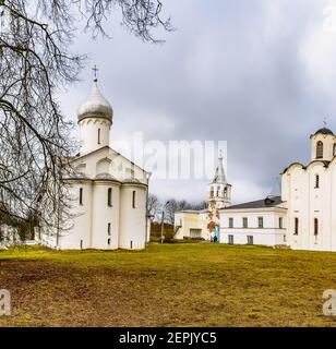 Chiesa di Procopio e Cattedrale di San Nicola, situata nella Yaroslavov Dvorishche, in un complesso architettonico storico sul lato di Torgovaya di V. Foto Stock