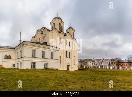 Nikolsky Cathedral, situato nella Yaroslavov Dvorishche, in un complesso architettonico storico sul lato commerciale di Veliky Novgorod. Foto Stock
