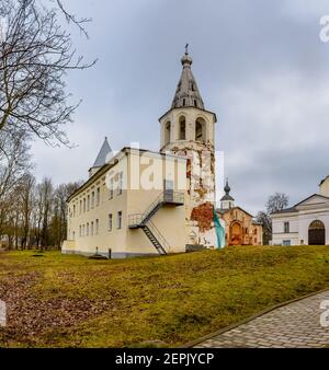 Il campanile della Cattedrale di San Nicola si trova nella Yaroslavov Dvorishche, in un complesso architettonico storico sul lato Torgovaya di Velik Foto Stock