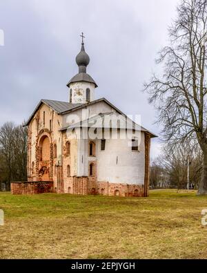 La Chiesa di Paraskeva Pyatnitsa si trova nel cortile di Yaroslav, in un complesso architettonico storico sul lato Torgovaya di Veliky Novgo Foto Stock