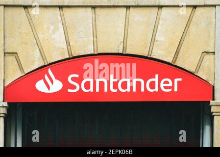 Logo della Santander Bank della filiale in città. Esterno Vista della filiale della Santander Bank Foto Stock