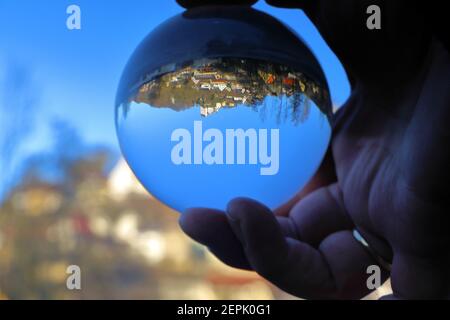 vista panoramica attraverso una palla di cristallo di un castello Foto Stock