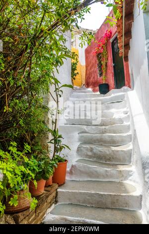 Street nel quartiere di Plaka, Atene, Grecia. Plaka è un'attrazione turistica di Atene. Vista verticale della stretta scalinata vicino all'Acropoli di Anafiotika ad Atel Foto Stock