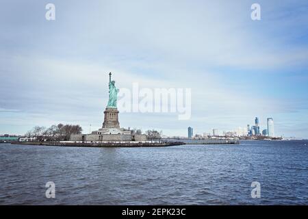 Statua della libertà, colossale scultura neoclassica e conosciuta anche come la libertà che illumina il mondo visto in una crociera sul fiume Hudson. Foto Stock