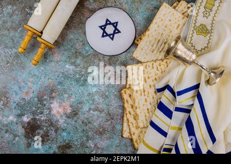 Pesach Pasqua celebrando i simboli di grande famiglia ebrea vacanza tradizionale matzah, kippah e tallit, torah scroll Foto Stock