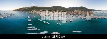 Foto aerea del drone panorama 360 della città di Komiza di Vis Isola prima dell'alba in Croazia estate Foto Stock