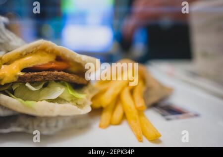Hamburger kebab nel ristorante fast food. Foto Stock