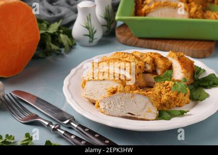 Filetto di pollo al forno con salsa di zucca. Snack gustoso e sano. Concetto di cibo sano. Foto Stock