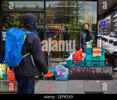 Londra (UK): Pie N Mash un progetto di sostegno comunitario per l'assistenza reciproca distribuisce cibo e abbigliamento a persone che stanno sperimentando povertà alimentare e sociale. Foto Stock