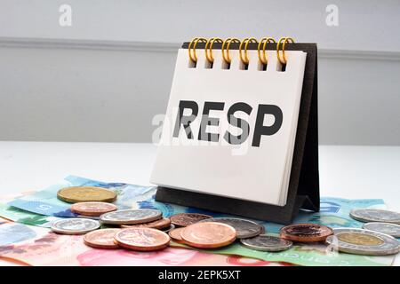 RESP lettere su notebook con monete e bollette su un sfondo chiaro Foto Stock