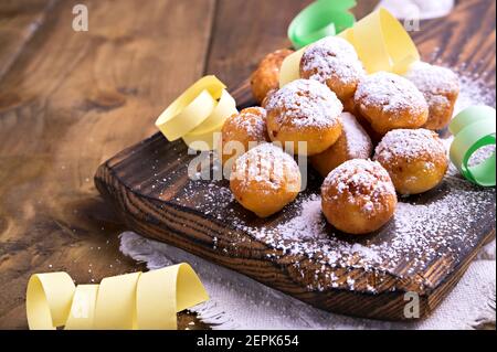 castagnole al forno con zucchero in polvere . Street food, biscotti rotondi con zucchero per il carnevale di Venezia. Dolci tradizionali nel periodo del carnevale in italia. Spazio fotocopie Foto Stock