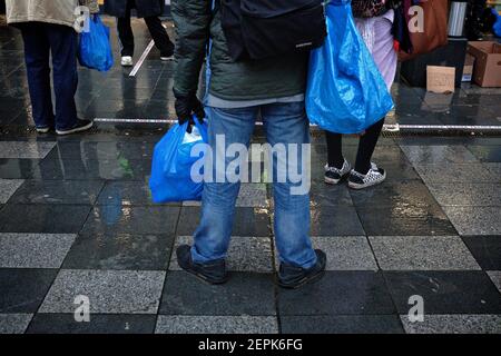 Londra (UK): Pie N Mash un progetto di sostegno comunitario per l'assistenza reciproca distribuisce cibo e abbigliamento a persone che stanno sperimentando povertà alimentare e sociale. Foto Stock