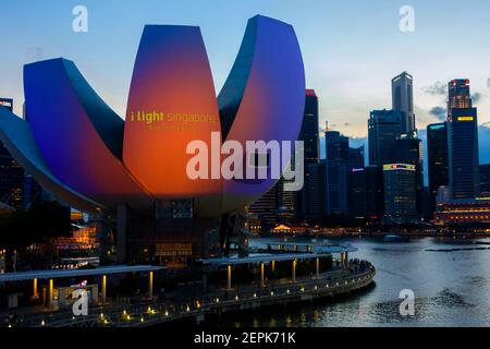 Spettacolo di luci al museo ArtScience nel quartiere centrale di Singapore. Foto Stock