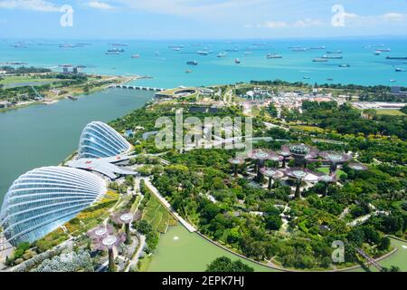 Vista aerea di Flower Dome, Cloud Forest e Supertree Grove nei Gardens by the Bay. Singapore Foto Stock