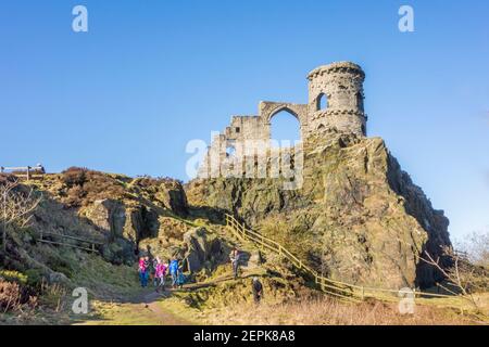 Cheshire punto di riferimento castello Mow Cop, la follia di un castello in rovina che si erge sul sentiero in pietra arenaria, un sentiero a lunga distanza visto da Staffordshire Foto Stock