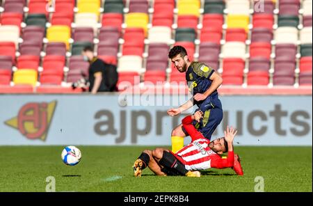 Londra, Regno Unito. 27 Feb 2021. Joe Allen di Stoke City affronta Saman Ghoddos del Brentford FC durante la partita EFL Sky Bet Championship tra Brentford e Stoke City al Brentford Community Stadium, Londra, Inghilterra, il 27 febbraio 2021. Foto di Phil Hutchinson. Solo per uso editoriale, è richiesta una licenza per uso commerciale. Nessun utilizzo nelle scommesse, nei giochi o nelle pubblicazioni di un singolo club/campionato/giocatore. Credit: UK Sports Pics Ltd/Alamy Live News Foto Stock