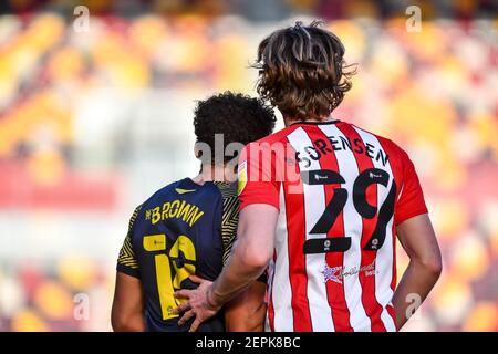 Londra, Regno Unito. 27 Feb 2021. Mads Bech Sorensen del Brentford FC e Jacob Brown di Stoke City durante la partita EFL Sky Bet Championship tra Brentford e Stoke City al Brentford Community Stadium, Londra, Inghilterra, il 27 febbraio 2021. Foto di Phil Hutchinson. Solo per uso editoriale, è richiesta una licenza per uso commerciale. Nessun utilizzo nelle scommesse, nei giochi o nelle pubblicazioni di un singolo club/campionato/giocatore. Credit: UK Sports Pics Ltd/Alamy Live News Foto Stock