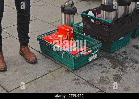 Londra (UK): Pie N Mash un progetto di sostegno comunitario per l'assistenza reciproca distribuisce cibo e abbigliamento a persone che stanno sperimentando povertà alimentare e sociale. Foto Stock