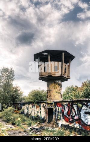 Una torre di guardia abbandonata e coperta di graffiti a Berlino, in Germania Foto Stock