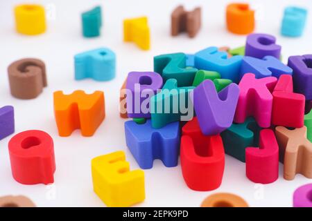 Lettere di argilla di polimero colorate in un palo. Primo piano. Foto Stock