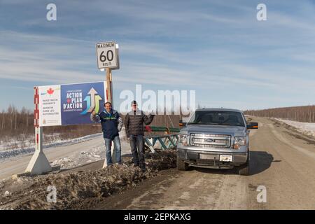 E. Russell Newmark, CEO dei trasporti di Gruben, e vicepresidente dello sviluppo aziendale, James Lay, sull'autostrada Inuvik-Tuktoyaktuk, territori del Nord-Ovest. Foto Stock