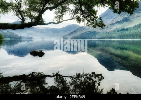 Le montagne della Cumbria si specchiavano a Buttermere nel Lake District, Cumbria, Regno Unito Foto Stock