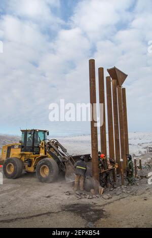 Uno degli otto ponti in costruzione lungo l'autostrada Inuvik-Tuktoyaktuk, lunga 139 km e completamente in ghiaia, territori del Nord-Ovest, Artico del Canada. Foto Stock