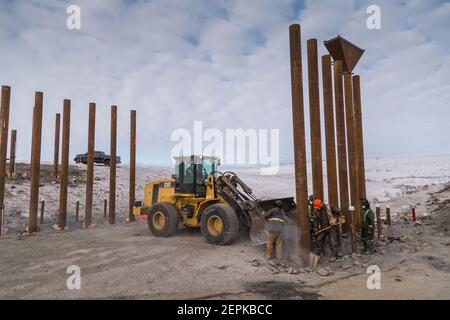 Uno degli otto ponti in costruzione lungo l'autostrada Inuvik-Tuktoyaktuk, lunga 139 km e completamente in ghiaia, territori del Nord-Ovest, Artico del Canada. Foto Stock