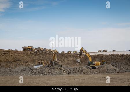 Autocarri che trasportano ghiaia dalla fossa di ghiaia, utilizzati per costruire l'autostrada Inuvik-Tuktoyaktuk, territori del Nord-Ovest, Artico del Canada (aprile 2016) Foto Stock