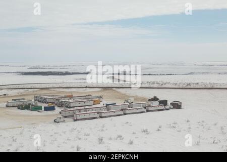 Vista aerea invernale del campo di lavoro all'estremità nord dell'autostrada Inuvik-Tuktoyaktuk, territori del Nord-Ovest, arctico del Canada. Foto Stock