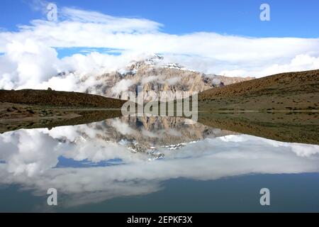 Le vette dell'Himalaya si riflettono sul lago alpino Dhankar, Spiti, India Foto Stock
