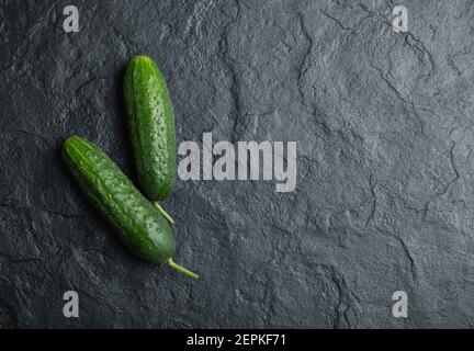Vista dall'alto due cetrioli freschi su sfondo nero Foto Stock