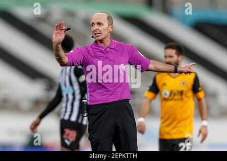 Newcastle, Regno Unito. 27 Feb 2021. Arbitro Mike Dean durante la partita della Premier League tra Newcastle United e Wolverhampton Wanderers al St James' Park il 27 febbraio 2021 a Newcastle, Inghilterra. (Foto di Daniel Chesterton/phcimages.com) Credit: PHC Images/Alamy Live News Foto Stock