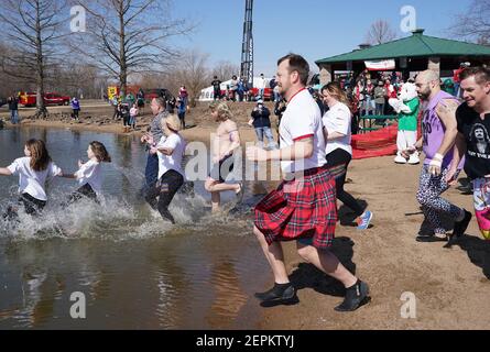 Creve Coeur, Stati Uniti. 27 Feb 2021. I partecipanti si tuffano nelle temperature a 31 gradi del lago Creve Coeur durante il tuffo polare a Creve Coeur, Missouri, sabato 27 febbraio 2021. I partecipanti pagano una tassa per correre nelle acque gelide a beneficio delle Olimpiadi speciali del Missouri. Photo by Bill Greenblatt/UPI Credit: UPI/Alamy Live News Foto Stock