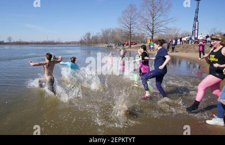 Creve Coeur, Stati Uniti. 27 Feb 2021. I partecipanti si tuffano nelle temperature a 31 gradi del lago Creve Coeur durante il tuffo polare a Creve Coeur, Missouri, sabato 27 febbraio 2021. I partecipanti pagano una tassa per correre nelle acque gelide a beneficio delle Olimpiadi speciali del Missouri. Photo by Bill Greenblatt/UPI Credit: UPI/Alamy Live News Foto Stock