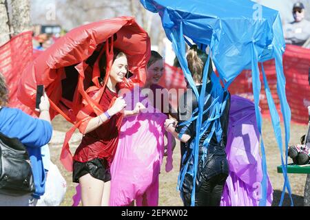 Creve Coeur, Stati Uniti. 27 Feb 2021. I partecipanti vestiti da meduse tentano di asciugarsi dopo aver sprofondato nelle temperature di 31 gradi del lago Creve Coeur durante il tuffo polare a Creve Coeur, Missouri, sabato 27 febbraio 2021. I partecipanti pagano una tassa per correre nelle acque gelide a beneficio delle Olimpiadi speciali del Missouri. Photo by Bill Greenblatt/UPI Credit: UPI/Alamy Live News Foto Stock