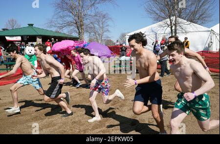 Creve Coeur, Stati Uniti. 27 Feb 2021. I partecipanti si tuffano nelle temperature a 31 gradi del lago Creve Coeur durante il tuffo polare a Creve Coeur, Missouri, sabato 27 febbraio 2021. I partecipanti pagano una tassa per correre nelle acque gelide a beneficio delle Olimpiadi speciali del Missouri. Photo by Bill Greenblatt/UPI Credit: UPI/Alamy Live News Foto Stock