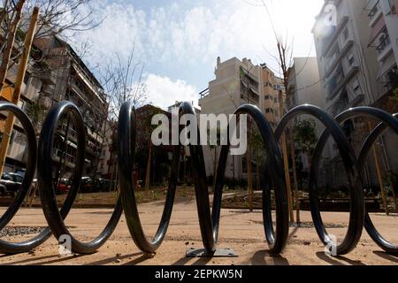 Atene. 25 Feb 2021. Foto scattata il 25 febbraio 2021 mostra un parco tascabile nel quartiere Pagrati ad Atene, Grecia. Il parco tascabile, che è stato creato in uno spazio abbandonato che è stato un terreno spazzatura per anni tra blocchi di appartamenti, è il terzo consegnato dalla città di Atene ultimamente, mentre almeno dieci sono allineati nei prossimi mesi. Credit: Marios Lolos/Xinhua/Alamy Live News Foto Stock