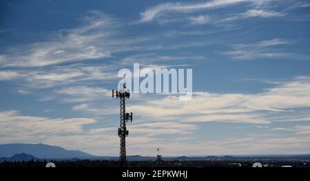 Una torre cellulare nel centro di Santa Fe, New Mexico USA. Foto Stock