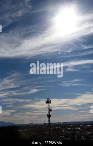 Una torre cellulare nel centro di Santa Fe, New Mexico USA. Foto Stock