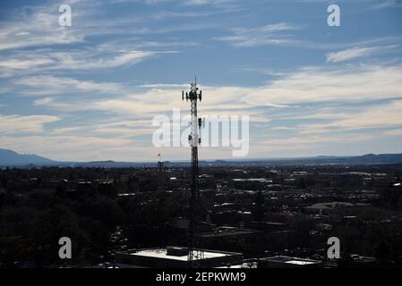 Una torre cellulare nel centro di Santa Fe, New Mexico USA. Foto Stock