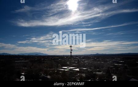 Una torre cellulare nel centro di Santa Fe, New Mexico USA. Foto Stock