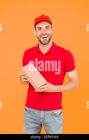 Cassiere vacante. Affitto shop store lavoratore. happy guy. concessionario parete gialla. Ristorante caffetteria personale voluto. l uomo servizio consegna in rosso tshirt e cappuccio. amichevole negozio assistente. food order deliveryman. Foto Stock