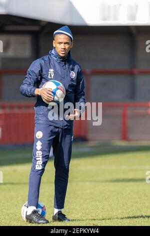 Crawley, Regno Unito. 27 Feb 2021. Lewis Young n°2 di Crawley Town durante il riscaldamento pre-partita a Crawley, Regno Unito, il 27/02/2021. (Foto di Jane Stokes/News Images/Sipa USA) Credit: Sipa USA/Alamy Live News Foto Stock