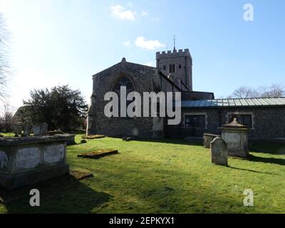 C'era una chiesa qui nel 1086, quando il DomMartedi indagine è stato fatto, ma non si sa nulla al riguardo. Nel 1141 Alice, vedova di Aubrey de Vere, uccisa in una rivolta a Londra, cercò rifugio nel priorato agostiniano di Sant'Osith vicino a Clacton, dove suo figlio Guglielmo era canonico. In gratitudine al Priore per aver fornito il suo santuario ha dato la terra a Denham che aveva ereditato come parte della sua dote di matrimonio. Da questo tempo fino allo scioglimento del convento di Enrico VIII nel 1539, la chiesa di Denham appartenne a Sant'Osimo e fu servita da un cappellano da lì. Foto Stock