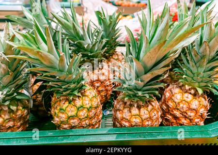 Un sacco di frutta di ananas per sfondo, ananas sono frutti tropicali che sono ricchi di vitamine, ananas fresco in vendita al supermercato Foto Stock