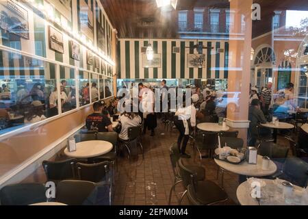 Cafe Du Monde, un'amata istituzione di New Orleans, che si aggiunge all'atmosfera vivace e iconica del quartiere francese. Foto Stock