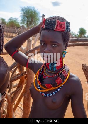 Hamer ragazza adolescente in tradizionali gioielli di perline Foto Stock