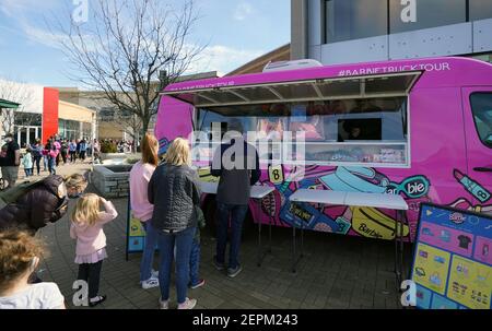 Des Peres, Stati Uniti. 27 Feb 2021. Sabato 27 febbraio 2021, i clienti si allineano per acquistare articoli in vendita presso il camion a comparsa Barbie di colore rosa caldo presso il West County Center, a Des Peres, Missouri. Il tour Barbie Totally Throwback è iniziato a Los Angeles nell'autunno 2019 e celebra il 60° compleanno di questa iconica bambola con un tour a livello nazionale. Photo by Bill Greenblatt/UPI Credit: UPI/Alamy Live News Foto Stock